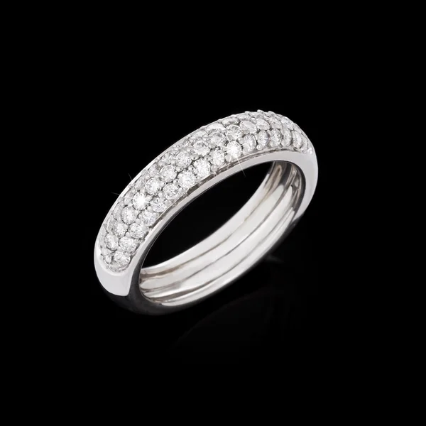Zásnubní prsten diamant na černém pozadí — Stock fotografie