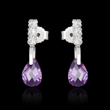 Siyah arka plan üzerine izole elmas küpe