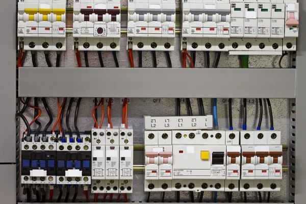 Panel de control con medidores de energía estáticos y disyuntores - f —  Fotos de Stock