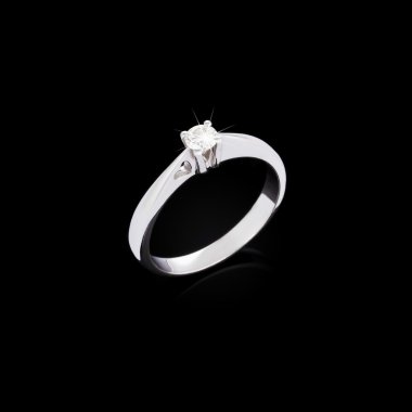 Siyah arka plan üzerine nişan pırlanta yüzük