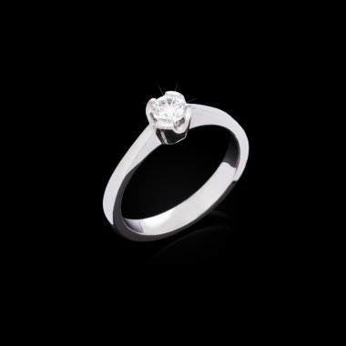 Siyah arka plan üzerine nişan pırlanta yüzük