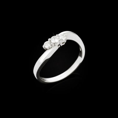 Siyah arka plan üzerine nişan pırlanta yüzük