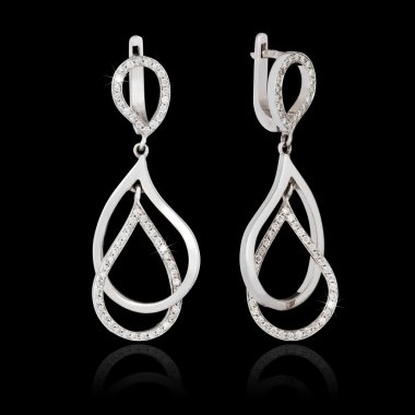 siyah arka plan üzerine izole altın küpe