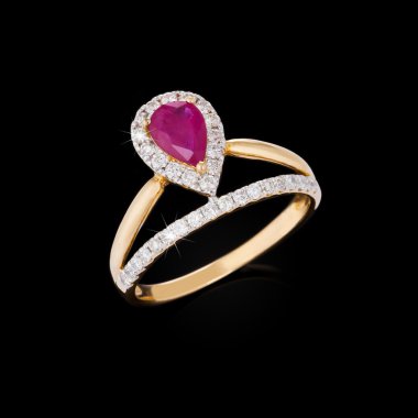 Siyah arkaplanda elmaslarla altın yüzük