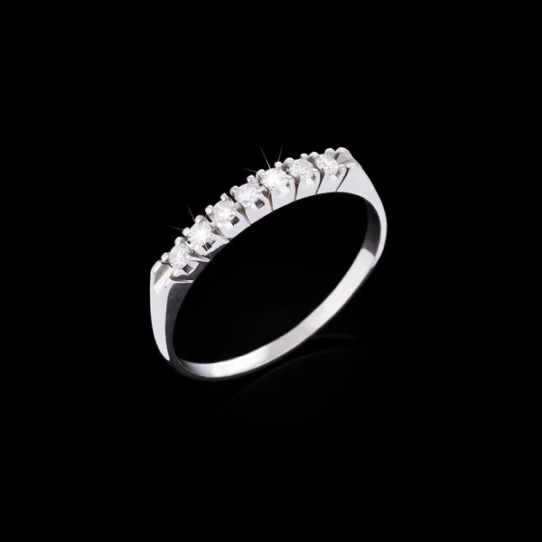 Bague de fiançailles en diamant sur fond noir — Photo