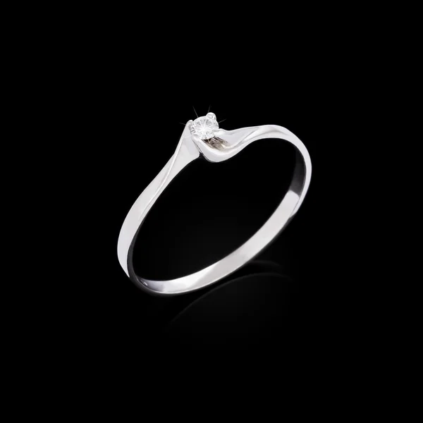 Anel de diamante de noivado no fundo preto — Fotografia de Stock
