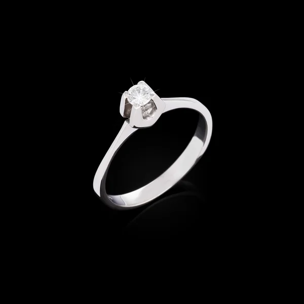 Anel de diamante de noivado no fundo preto — Fotografia de Stock