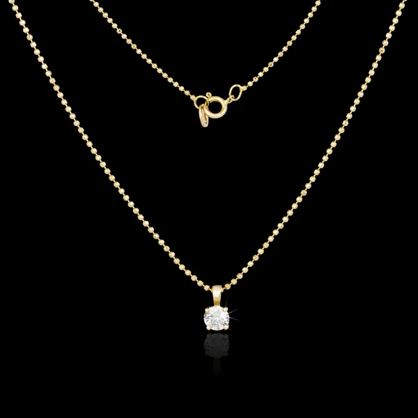 altın kolye siyah arka plan üzerine izole