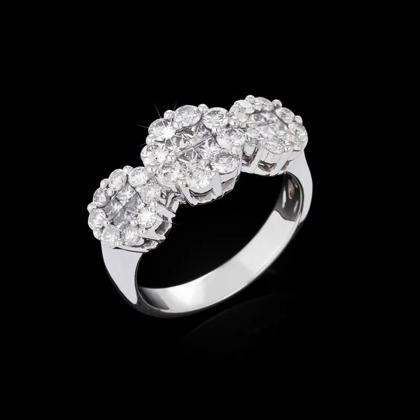 Zlatý prsten s diamanty na černém pozadí — Stock fotografie
