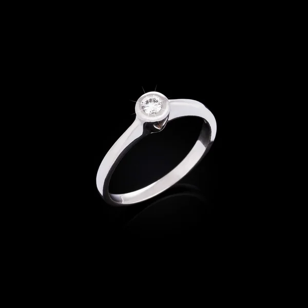 Διαμαντένιο δαχτυλίδι αρραβώνων σε μαύρο φόντο — Φωτογραφία Αρχείου