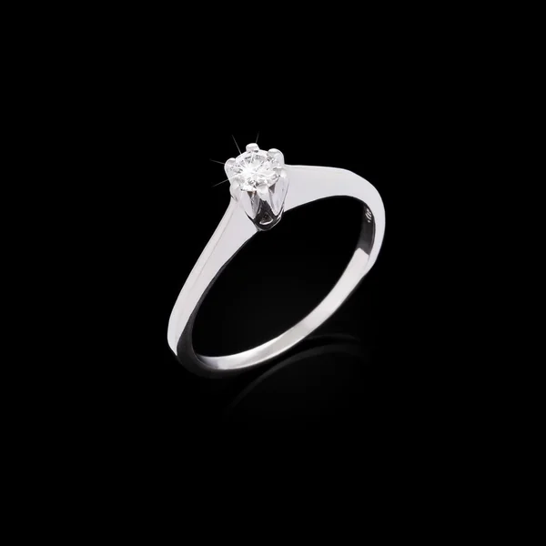 Diamanten verlovingsring op zwarte achtergrond — Stockfoto