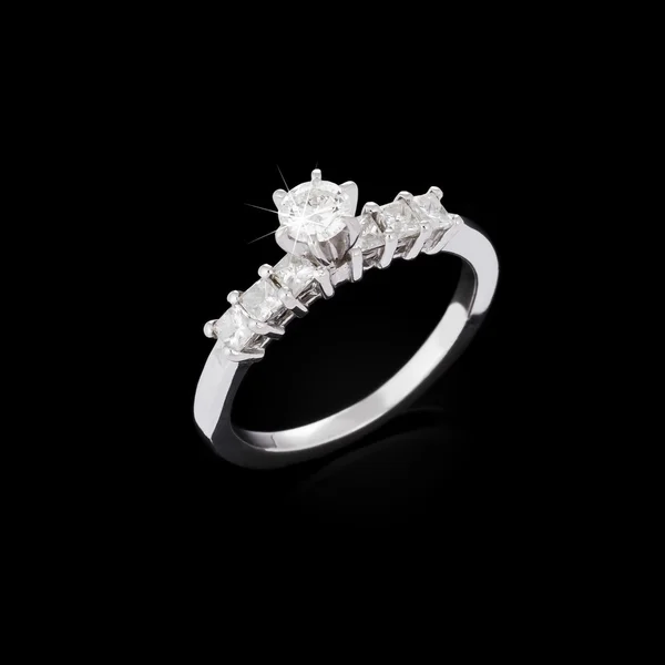 Бриллиантовое кольцо на черном фоне — стоковое фото