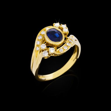 Siyah arkaplanda elmas yüzük