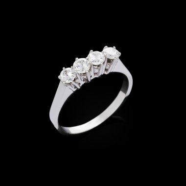 Siyah arka plan üzerine nişan pırlanta yüzük