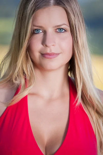 Retrato de verano de una mujer hermosa — Foto de Stock