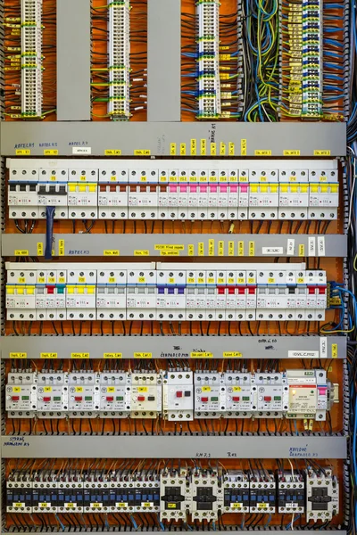 Painel de controle com medidores de energia estáticos e disjuntores - f — Fotografia de Stock