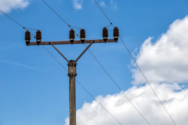 Kraftledningar mot bakgrund av himlen — Stockfoto