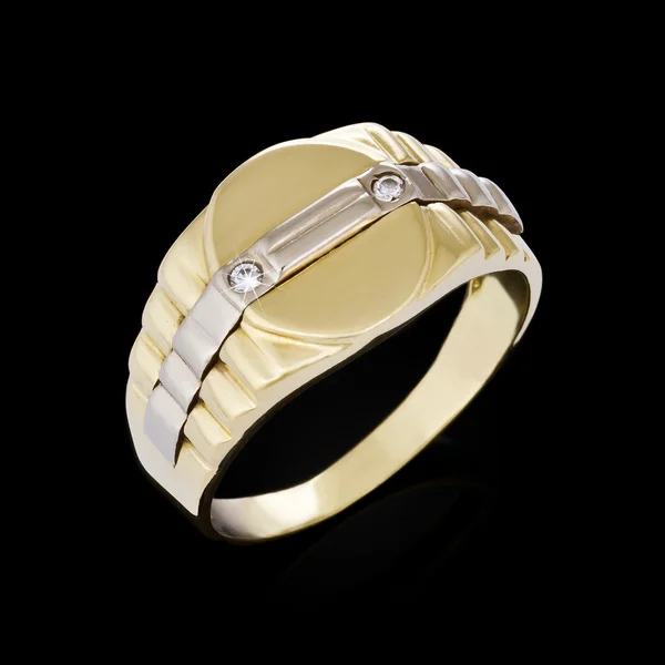Золотое кольцо на черном фоне — стоковое фото