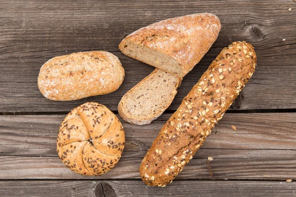 Υπόβαθρο του φρέσκα ψωμιά και ψωμάκια σε ένα παλιό vintage planked w — Φωτογραφία Αρχείου