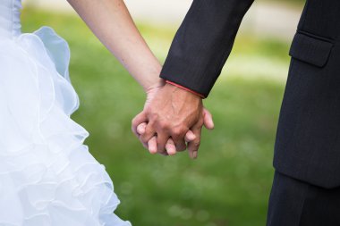 Genç evli çift el ele tutuşuyor, nikah günü.
