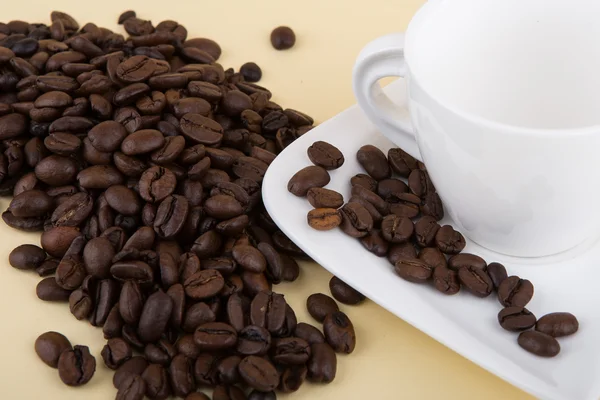 Kaffeebohnen in Kaffeetasse — Stockfoto