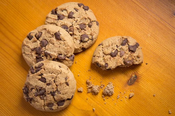 Печиво з шоколадними чіпсами на фоні дерева . — стокове фото