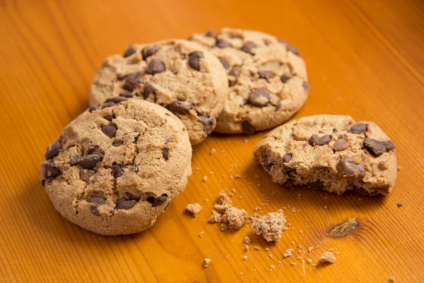 Chocolate Chip Cookies auf Holz Hintergrund. — Stockfoto
