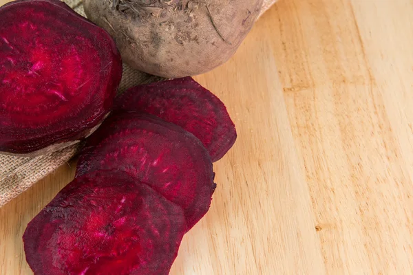 Beetroot on burlap and wooden desk — Stock Photo, Image