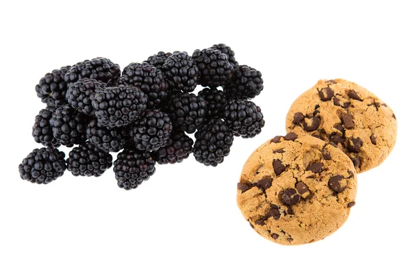 Blackberry e biscoitos isolados no fundo branco — Fotografia de Stock