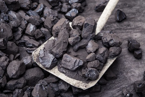 Spade och kol i bakgrunden kolgruva — Stockfoto