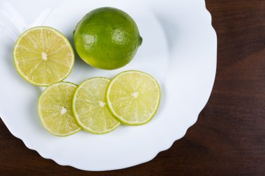 limon dilimleri ile beyaz tabak