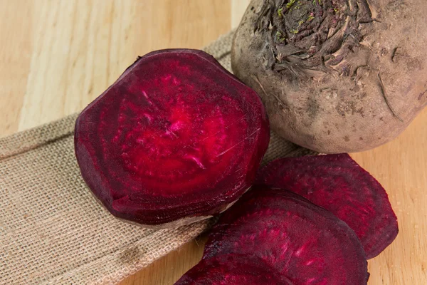 Beetroot on burlap and wooden desk — Stock Photo, Image