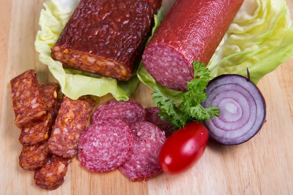 Salchicha de salami en una tabla de cortar — Foto de Stock