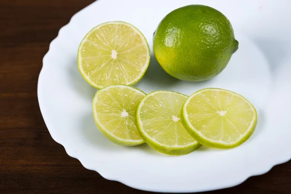 Placa blanca con rodajas de limón —  Fotos de Stock