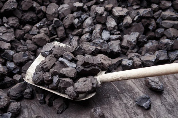 Spade och kol i bakgrunden kolgruva — Stockfoto