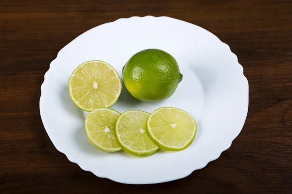 Assiette blanche avec tranches de citron — Photo