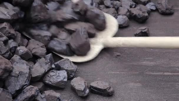 Лопата і вугілля на задньому плані вугільної шахти — стокове відео
