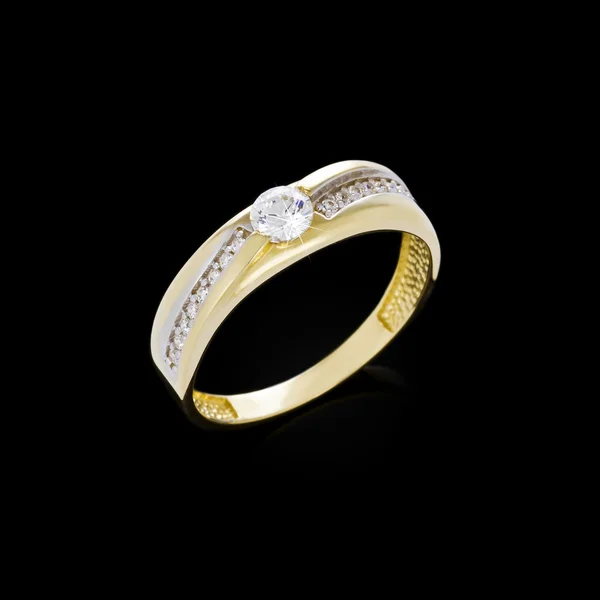 在黑色背景上的订婚钻石戒指 — 图库照片