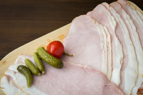 Leckere Salami mit Gurken — Stockfoto