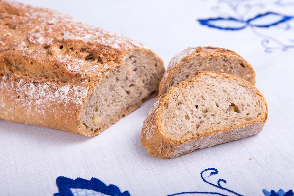 Baguette fresca, pan sobre tela blanca — Foto de Stock