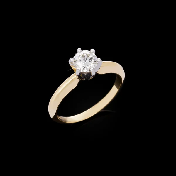 Bague de fiançailles en diamant sur fond noir — Photo