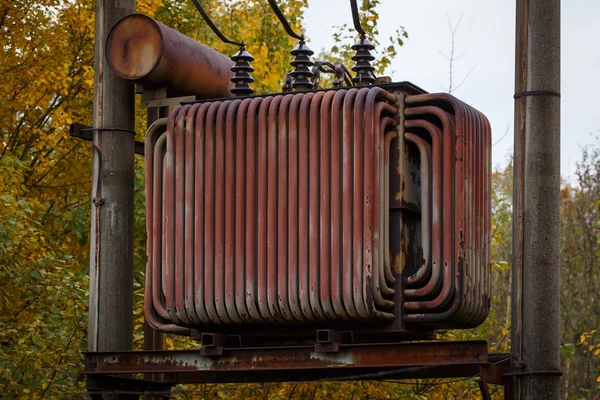 Oude elektrische transformator — Stockfoto