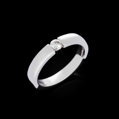 Siyah arka plan üzerine nişan pırlanta yüzük