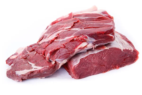 Carne crua de bovino isolada sobre fundo branco — Fotografia de Stock