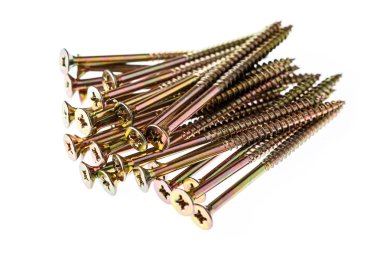 Beyaz bir arka plan üzerinde izole pirinç vidalar