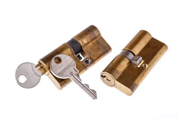 Fechaduras de porta e chaves isoladas no fundo branco — Fotografia de Stock