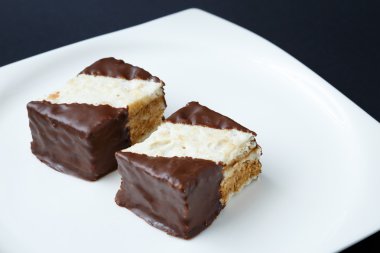 Beyaz plaka üzerinde tatlı çikolata tatlılar