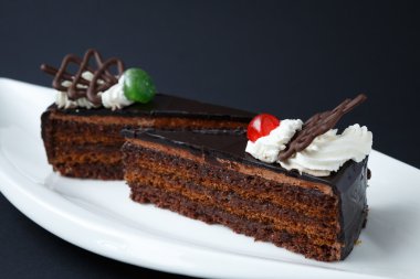 Beyaz plaka üzerinde tatlı çikolata tatlılar