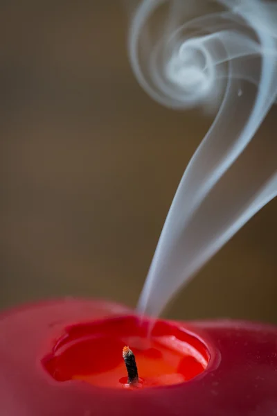 Vela roja apagada con humo — Foto de Stock