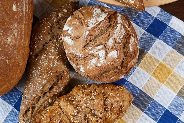 Különböző típusú, a kenyér és sütőipari termékek — Stock Fotó